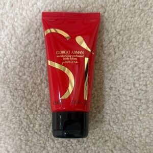 Giorgio Armani Sì Passione Moisturizing Body Lotion - Red and Gold